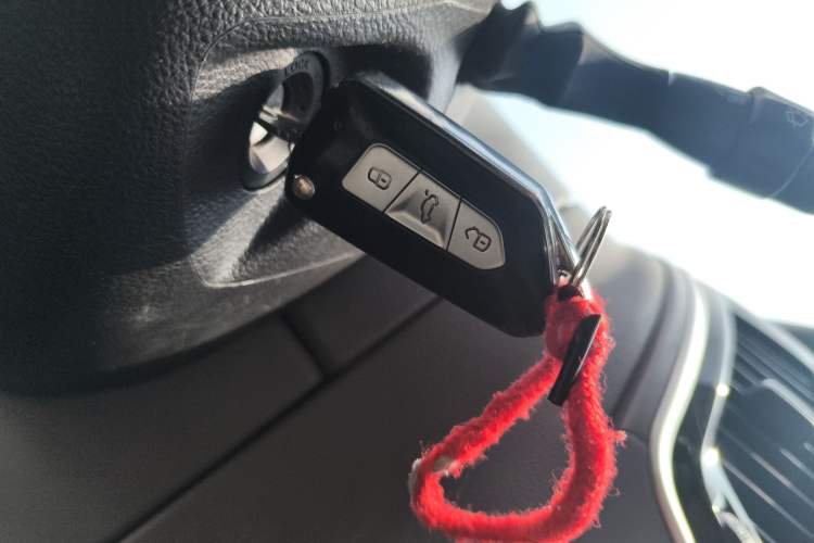 Used SAIC MAXUS Xintu V80 2021 2.0T Manual Classic City Delivery King Long Wheelbase Mid-Roof 3 Seats
