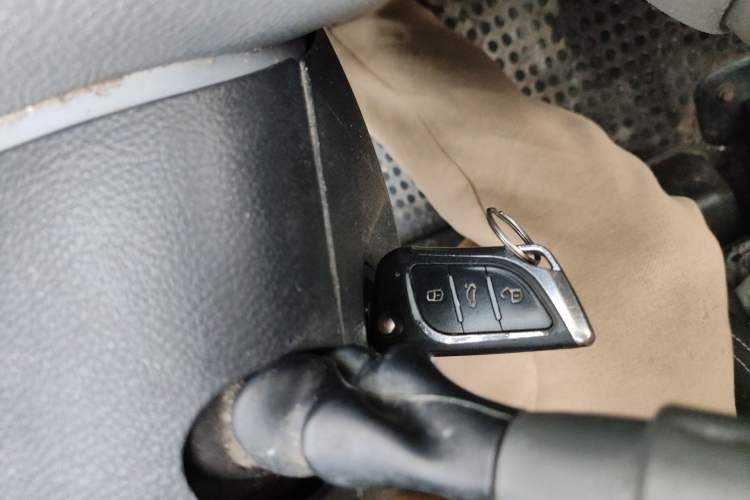 Used SAIC MAXUS Xintu V80 2019 2.5T Classic Version 6-Speed Manual – Aoyuntong Modified Long Wheelbase Mid-Height 7-Seater Vehicle Key