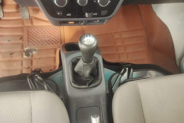 Used Jinbei Hiace X30 2023 1.5L Super-Comfortable Passenger Van 5/6/7-Seater Non-Air-Conditioned Version Model SWC15M Gear Lever