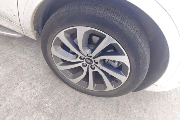 Used Land Rover Discovery Sport New Energy 2022 Facelifted P300e Plug-in Hybrid Electric Version Exterior 7