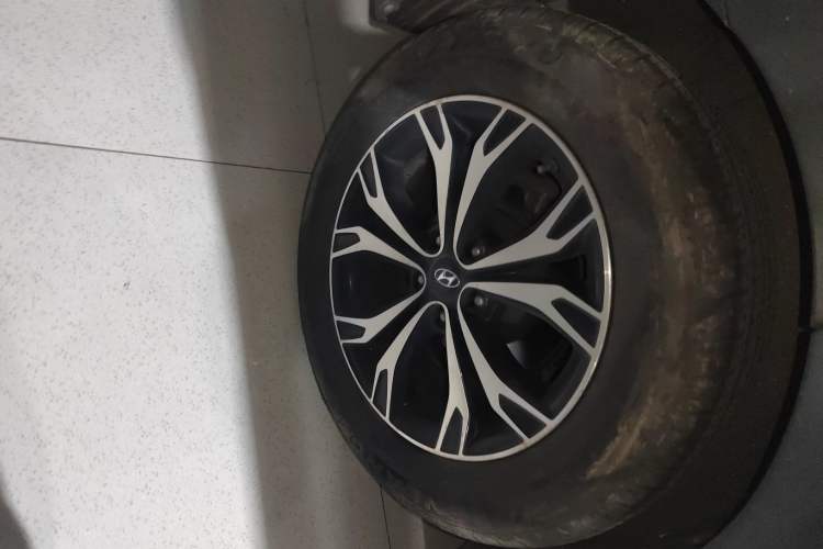 Used Hyundai Santa Fe 2017 2.0T Automatic All-Wheel Drive Smart 7-Seater Right Rear Wheel Hub