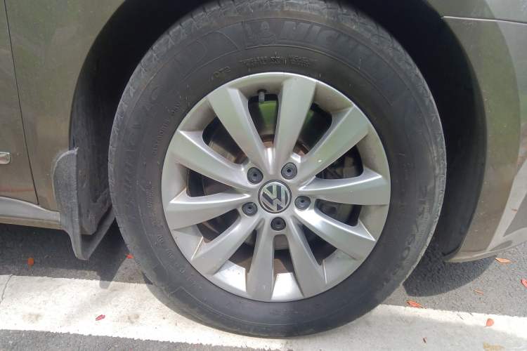 Used Volkswagen Passat 2013 1.4TSI Manual Prestige Edition Right Front Wheel Hub