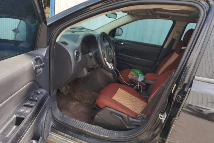 Used Jeep Compass 2013 2.0L two-wheel drive sport version
