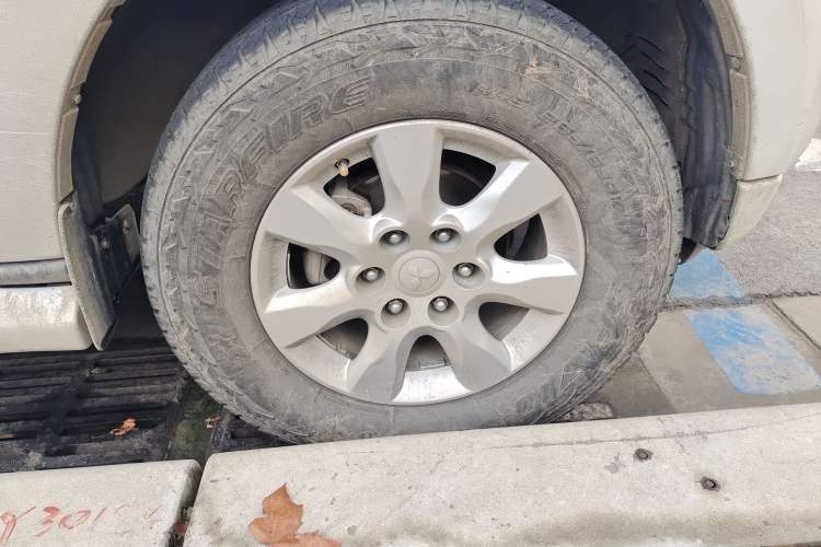 Used Mitsubishi Pajero 2016 3.0L Automatic Standard Version China V Standard Right Front Wheel Hub