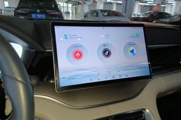 Used BYD Song PLUS New Energy 2024 Honor Edition EV 520km Luxury Model Audio And AC Panel