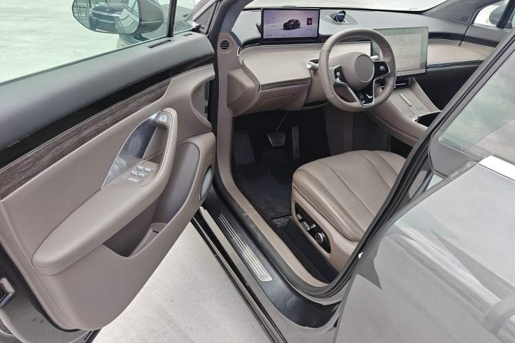 Used Hima Luxeed R7 2025 Range-Extended Version 251 km Max
