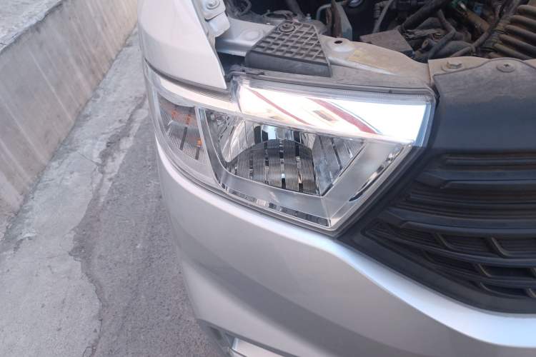 Used Wuling Hongguang V 2022 1.5L Jingqu Edition Electric-Assist LAR Right Front Headlight