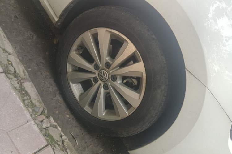 Used Volkswagen Golf Sportsvan 2018 230TSI Automatic Trend Edition Right Front Wheel Hub