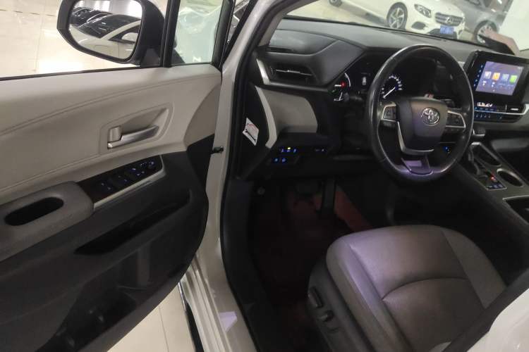 Used Toyota Sienna 2021 2.5L Hybrid Luxury Edition