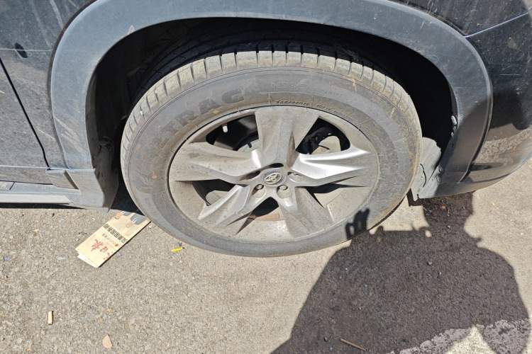 Used Toyota Highlander 2018 2.0T Four-Wheel Drive Luxury Version 7 Seats China VI Standard Right Front Wheel Hub