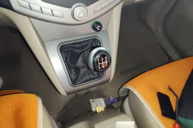 Used BYD S6 2014 2.0L Manual Luxury 5-Seater Gear Lever