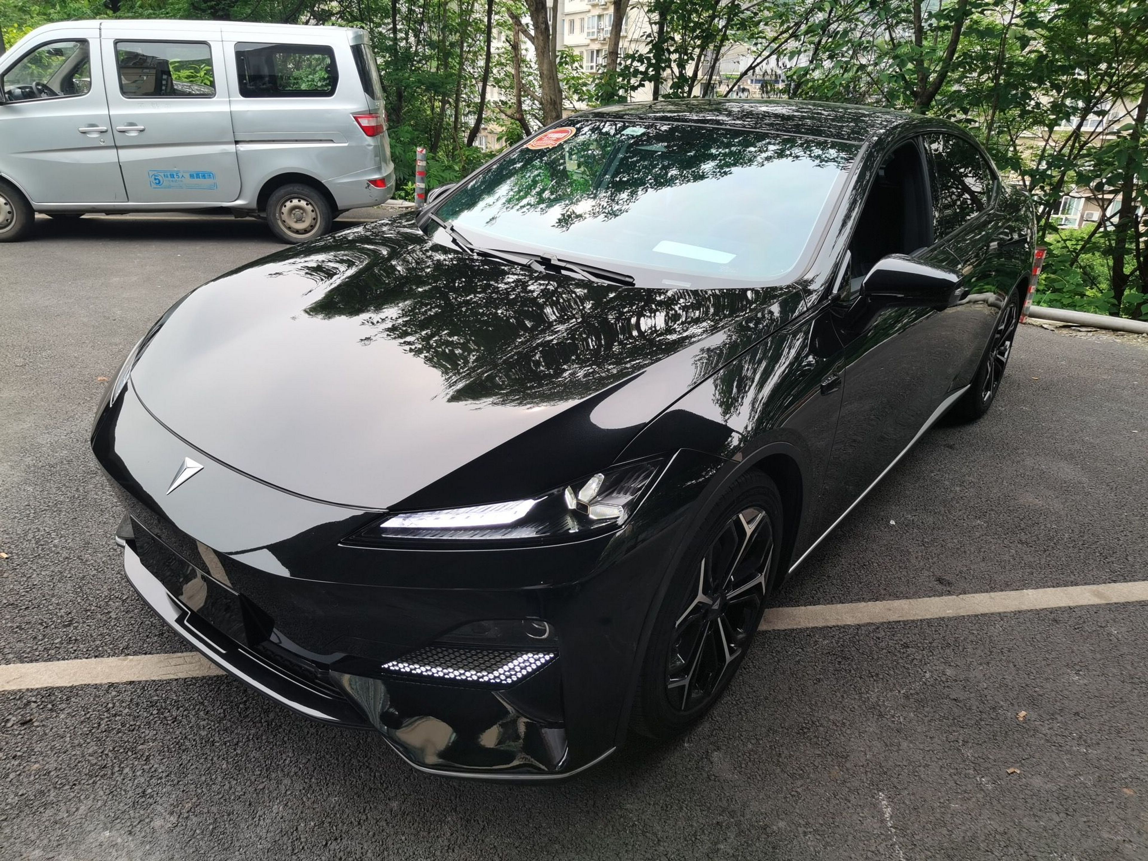 Под передней частью автомобиля