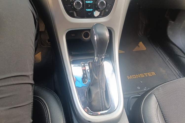 Used Buick GT 2012 XT 1.6L Automatic Fashion Edition Gear Lever