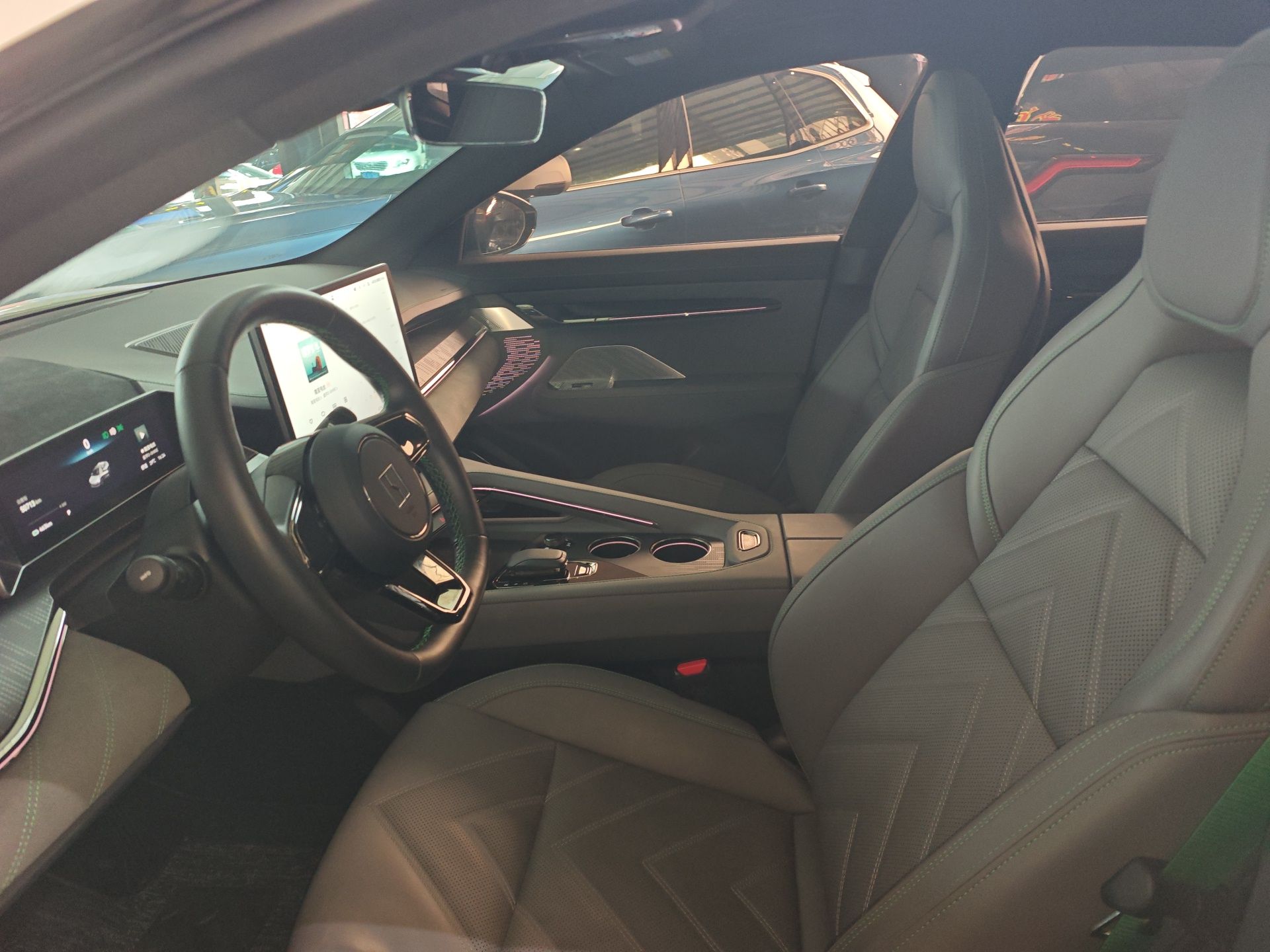 المقاعد الأمامية داخل السيارة