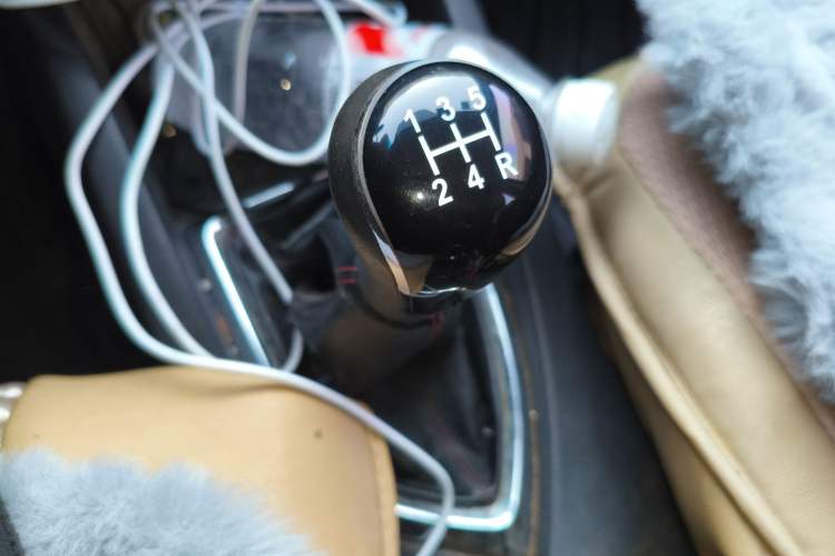 Used CHANGAN KAICHENG Oushang A600 2016 1.5L Manual Luxury 7-Seater Gear Lever