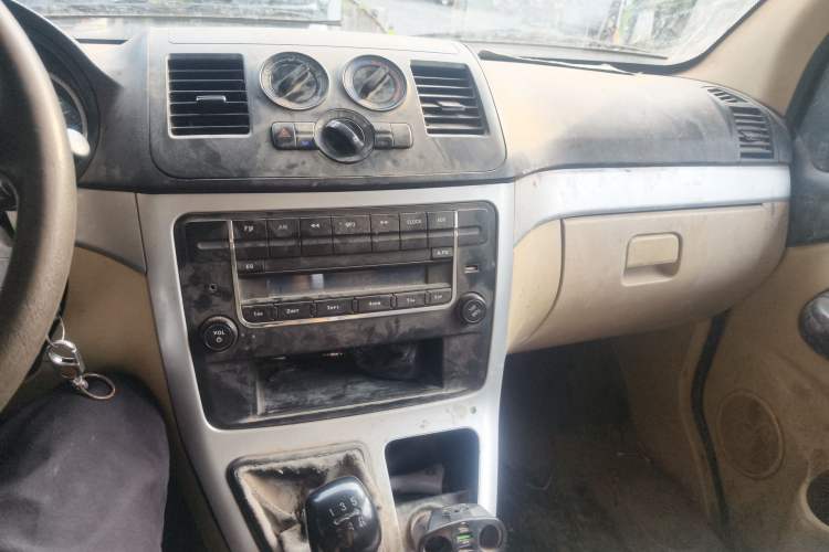 Used CHANGAN KAICHENG Ruixing M90 2017 2.0L Value Edition 6-Seater Hatchback 4G94S Audio And AC Panel