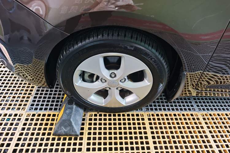 Used Kia Carens 2013 2.0L 7-Seater Automatic Standard Version China IV Standard Left Front Wheel Hub