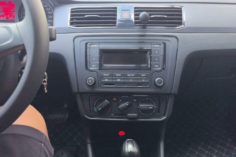 Used Volkswagen Santana 2021 1.5L Automatic Fashion Edition Audio And AC Panel