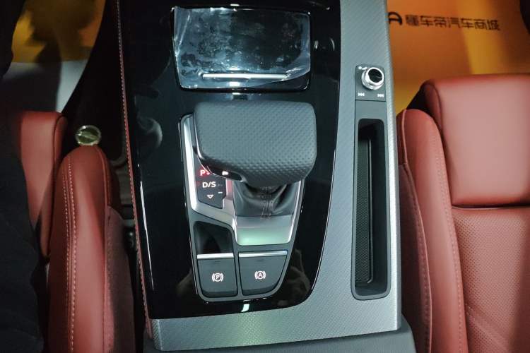 Used Audi Q5L 2025 Facelift 45th Anniversary Collector's Edition 40 TFSI Luxury Dynamic Version
