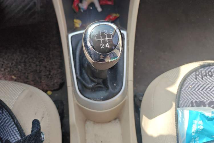 Used Hyundai Verna (older generation) 2010 Sedan 1.4L Manual Standard GL Model Gear Lever