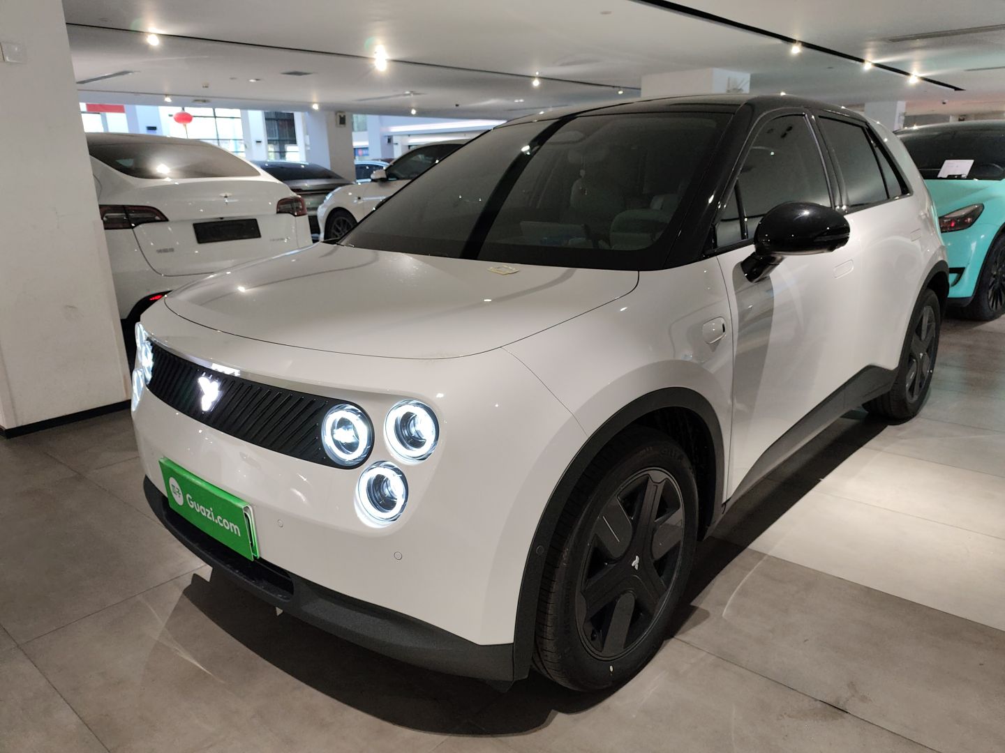 Под передней частью автомобиля