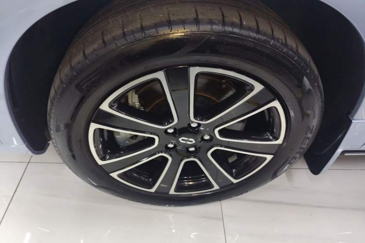 Used Hima AITO M7 2024 1.5T Four-Wheel Drive Plus Version 5 Seats Left Front Wheel Hub