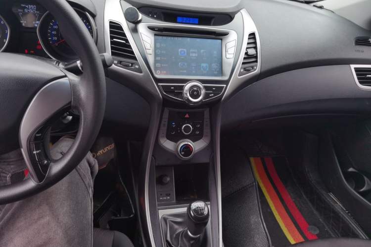 Used Hyundai Elantra (5th Generation / Langdong) 2012 1.6L Manual Fashion Edition Audio And AC Panel