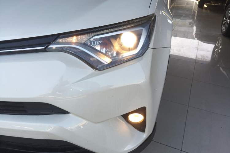 Used Toyota RAV4 2016 2.0L CVT Two-Wheel Drive Fashion Edition China V Standard