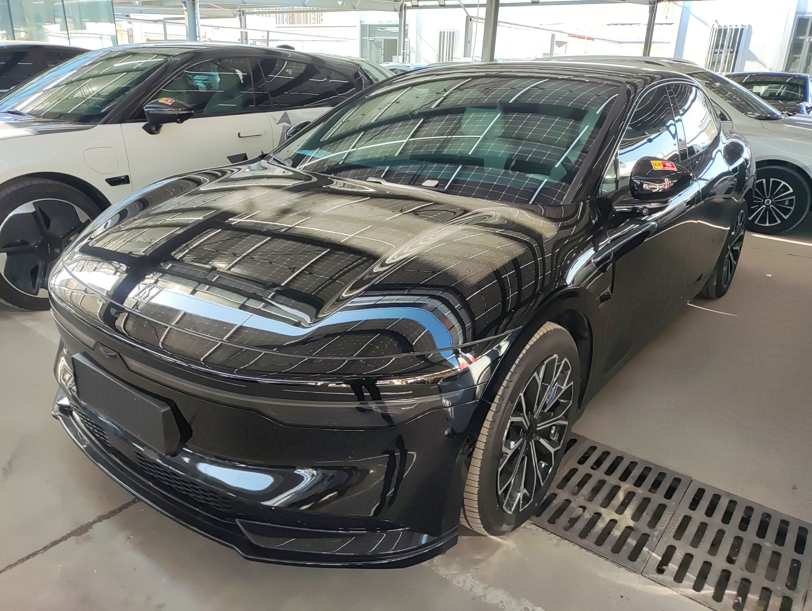 Под передней частью автомобиля