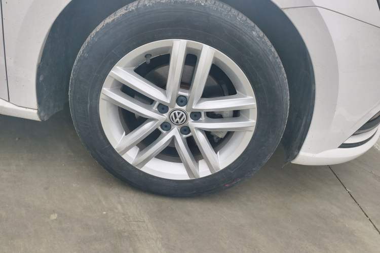 Used Volkswagen Gran Lavida 2017 180TSI DSG Comfort Edition Right Front Wheel Hub