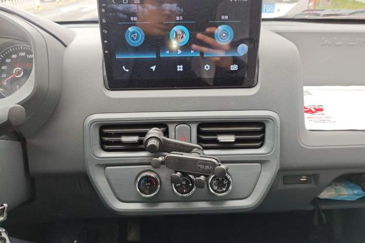 Used Wuling Yangguang 2024 300KM Comfort Version Passenger Van 75kW