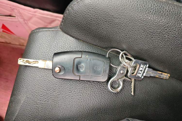 Used JMC Yuhu 5 2018 2.4T Classic Edition Diesel Manual 4x4 Luxury Shield Version with Extended Wheelbase Vehicle Key