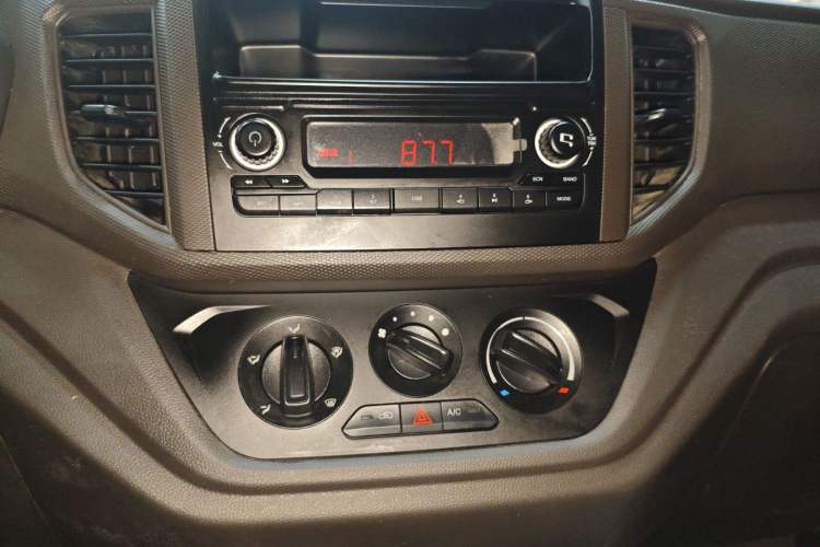 Used Wuling Hongguang V 2022 1.5L Jingqu Edition Electric-Assist LAR Audio And AC Panel