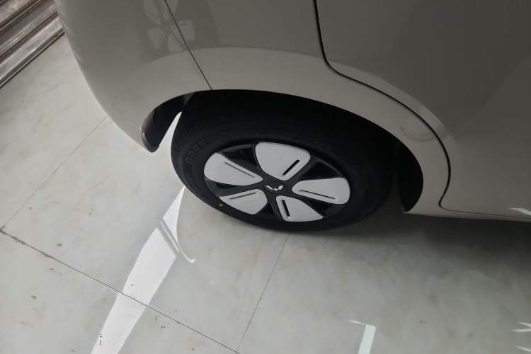 Used Wuling Hongguang MINIEV 2025 Four-Door Version Advanced Edition Exterior 5