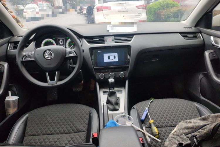 Used Skoda Octavia 2019 1.5L Automatic Smart Drive Luxury Edition China VI Standard Center Console