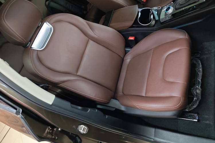 Used TRAUM S70 2018 1.5T Automatic Comfort Model 7 Seats Right Front Seat