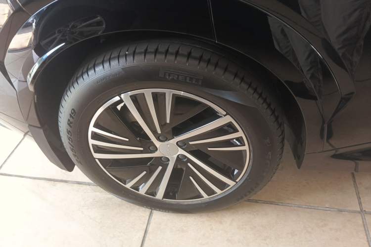 Used Lynk & Co 08 EM-P 2023 120km Long-Range Halo Exterior 5