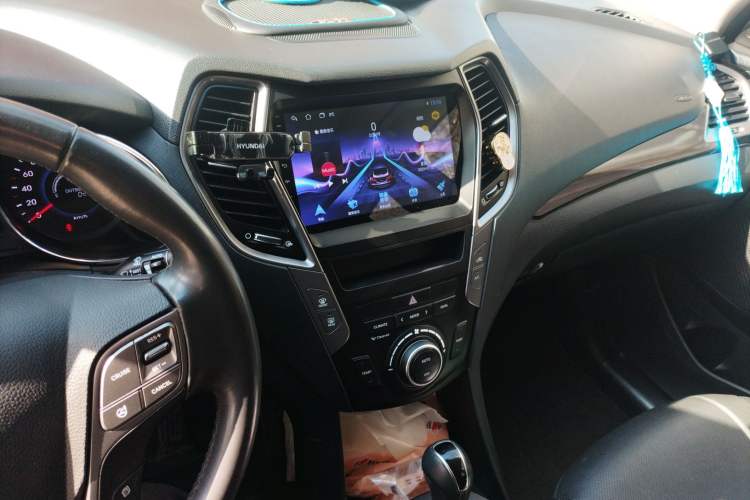 Used Hyundai Grand SantaFe 2013 3.0L 7-Seater Four-Wheel-Drive Comfort Edition Audio And AC Panel