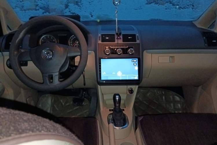 Used Volkswagen Touran 2011 1.4T DSG Zhiya Edition 5 Seats Center Console