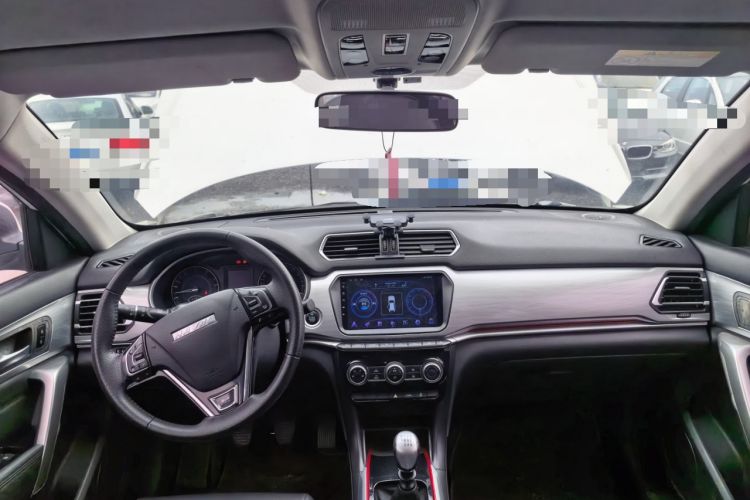 Used Haval H2 2017 Blue Label 1.5T Manual Two-Wheel Drive Elite Model Center Console