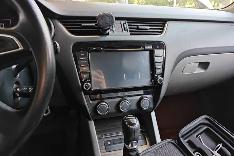 Used Skoda Octavia 2015 1.6L Automatic Yijun Edition Audio And AC Panel