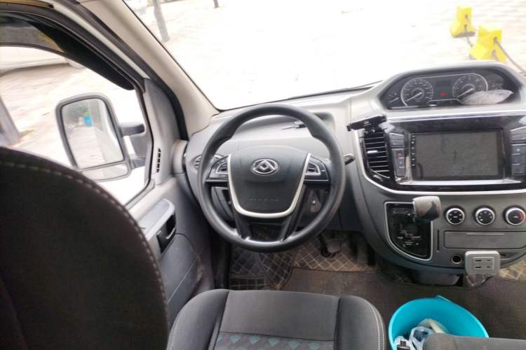 Used SAIC MAXUS Xintu V80 2019 2.5T Classic AMT Aoyuntong Short Wheelbase Mid-Roof 5/6-Seater
