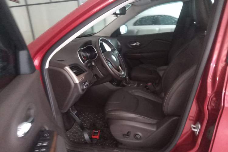 Used Jeep Cherokee 2017 2.0L Superior Edition Driver Seat