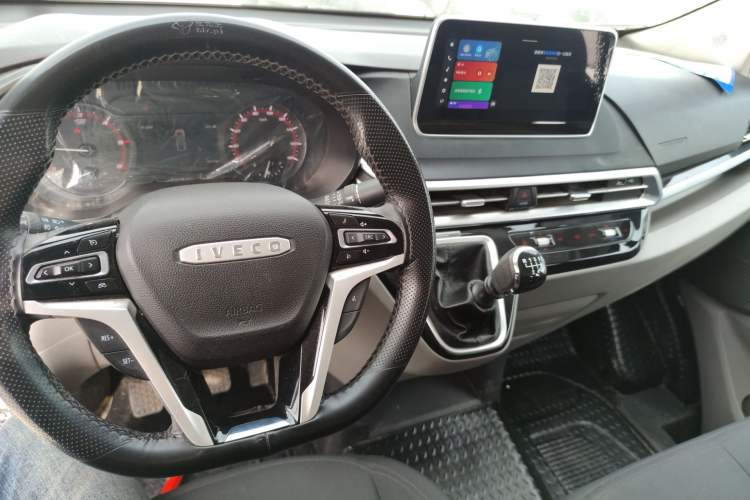 Used Iveco Fidato 2023 C30 Passenger Van 2.0T 93kW Manual Transmission Xingtu Edition Low Roof Audio And AC Panel