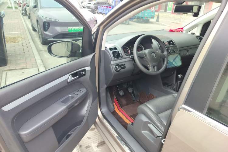 Used Volkswagen Touran 2015 1.4T Manual Comfort Edition 5-Seater
