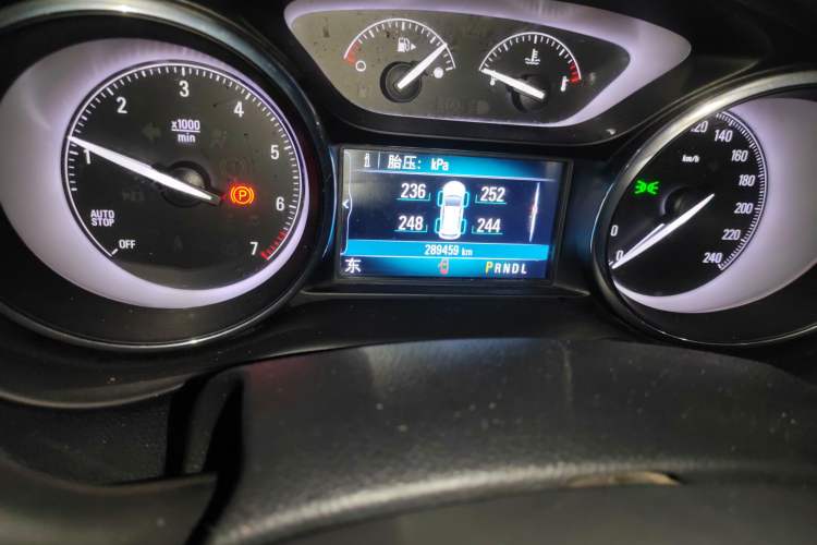 Used Buick Envision 2018 20T Two-Wheel Drive Luxury Model Odometer Close Up