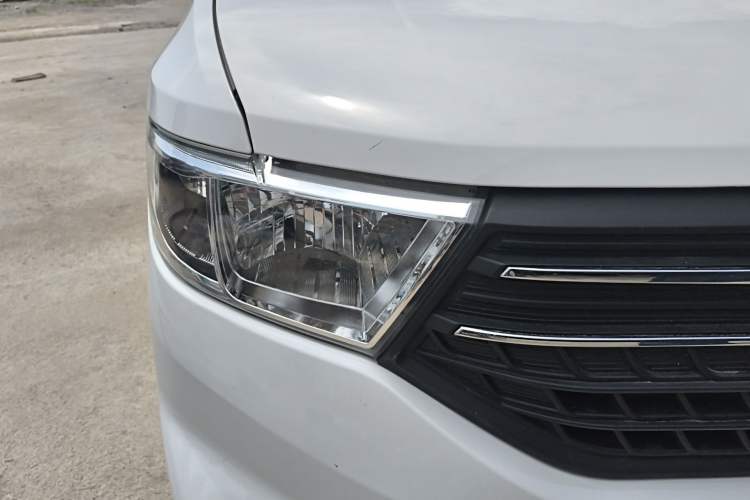 Used Wuling Hongguang V 2022 1.5L Jingqu Edition Electric-Assist LAR Right Front Headlight