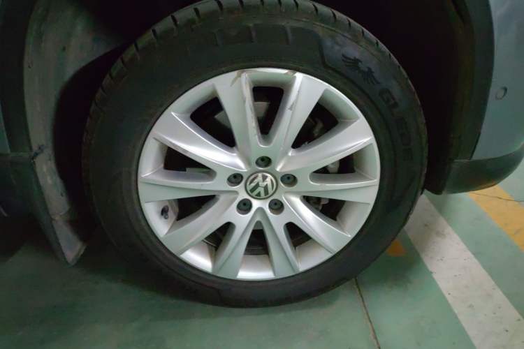 Used Volkswagen Tiguan 2010 2.0 TSI Automatic All-Wheel Drive Flagship Navigation Edition Right Front Wheel Hub