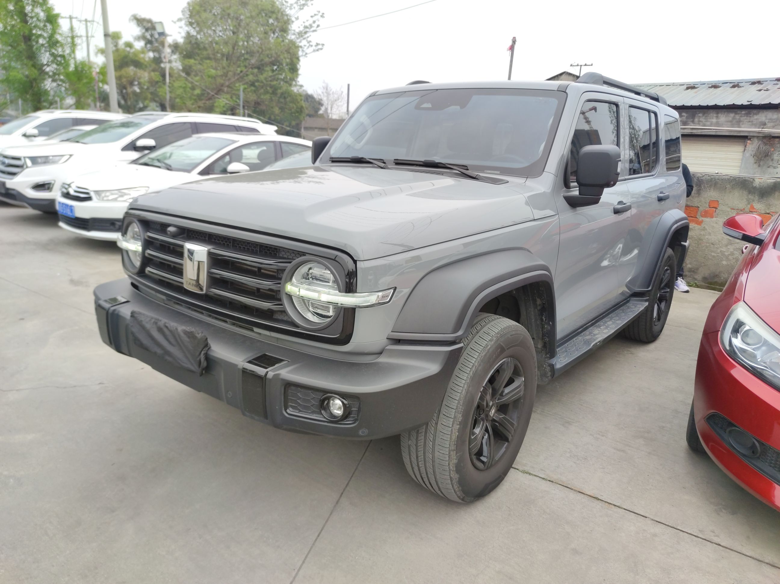 تحت مقدمة السيارة