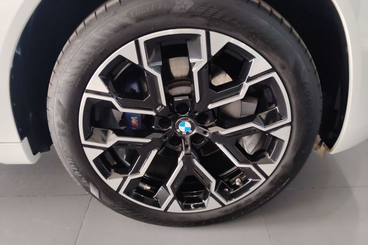Used BMW X3 2025 xDrive30L Luxury Edition M Sport Package Right Front Wheel Hub